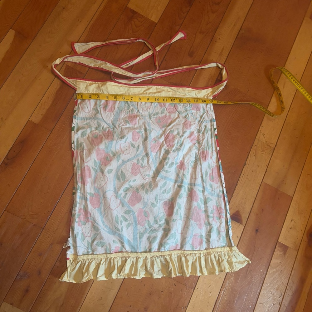 Handmade vintage cotton cute apple print apron with ruffled edge and pocket! - Picture 5 of 5
